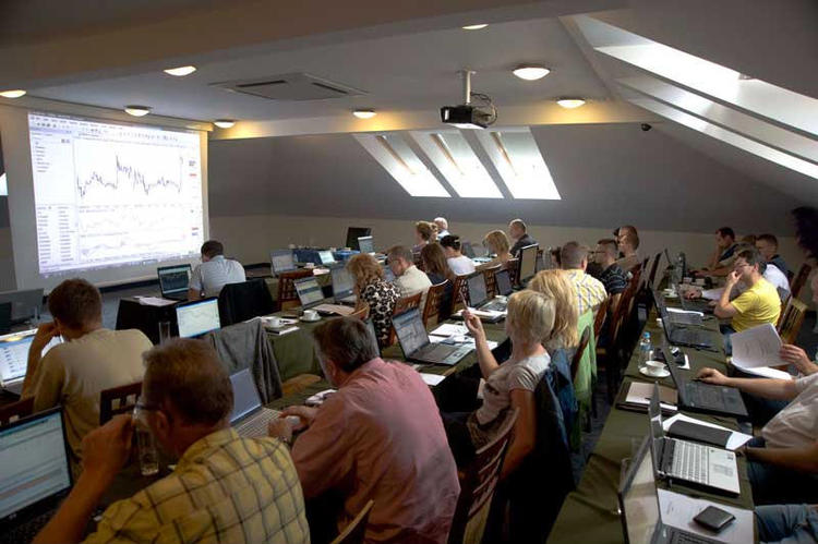 widok sali szkoleniowej z uczestnikami kursu