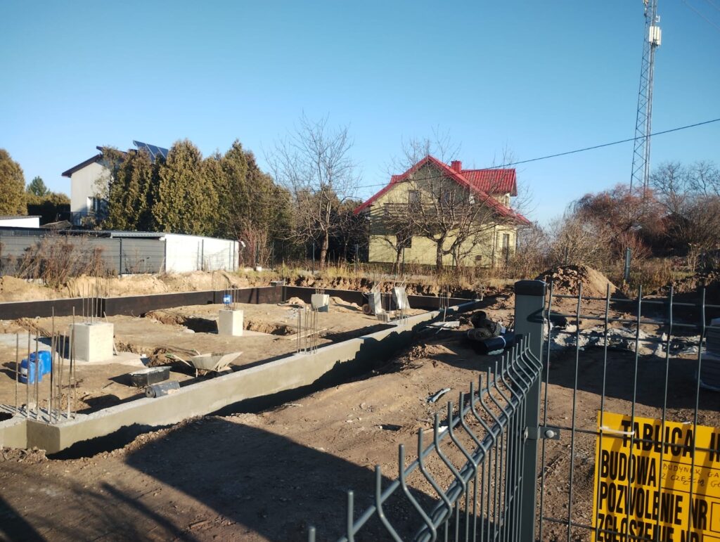 plac budowy gminnego magazynu przeciwpowodziowego i przeciwpożarowego.