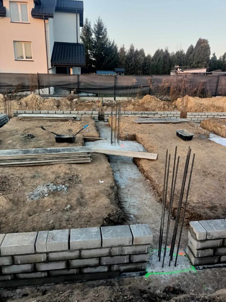 plac budowy gminnego magazynu przeciwpowodziowego i przeciwpożarowego.